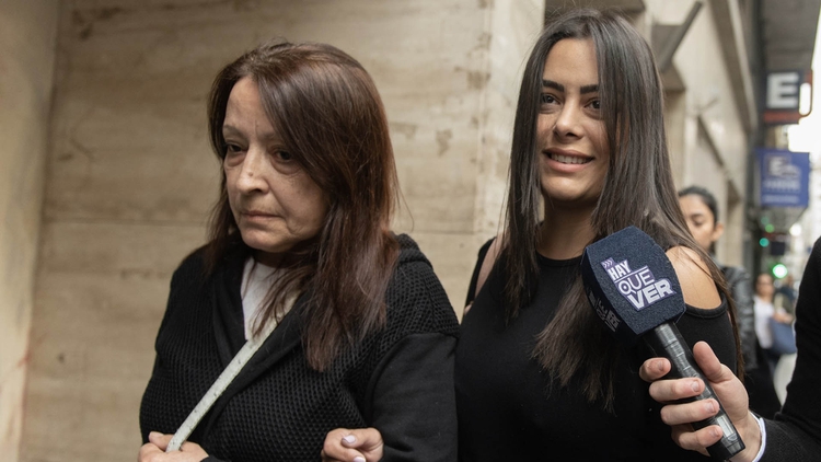 Testigos de la defensa: la madre de Fabbro, en cuya casa ocurrieron los abusos según el relato de la menor, y Larissa Riquelme (Adrian Escandar)