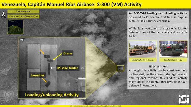 En esta imagen del 4 de febrero se muestra el desembarco y montaje de la batería de misiles S-300VM (Twitter: @ImageSatIntl)