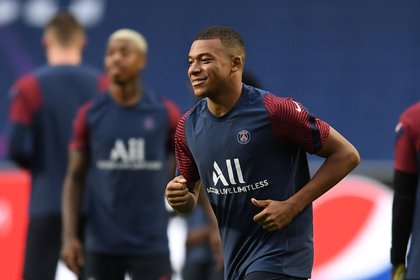 El francés Mbappé, en duda por su esguince de tobillo en PSG, fue confirmado por el entrenador Tuchel (David Ramos/REUTERS)