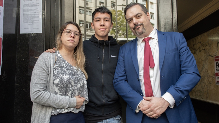 El abogado querellante Marano junto a la madre y el hermano de la víctima (Adrián Escandar)