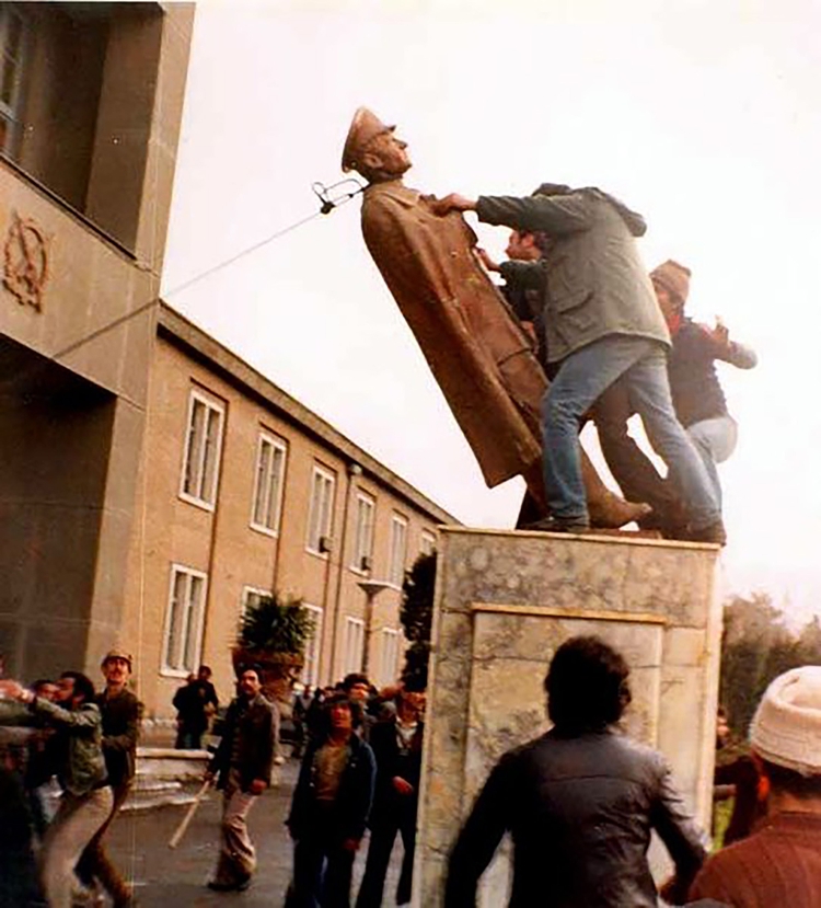 Manifestantes derriban una estatua del shah en una de las movilizaciones previas a la revolución