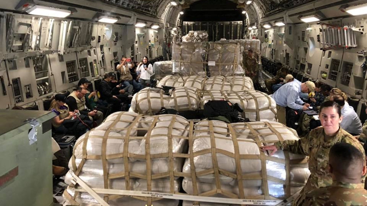 El interior de uno de los dos aviones militares que EEUU envió este viernes 22 de febrero a la frontera entre Venezuela y Colombia con más ayuda humanitaria